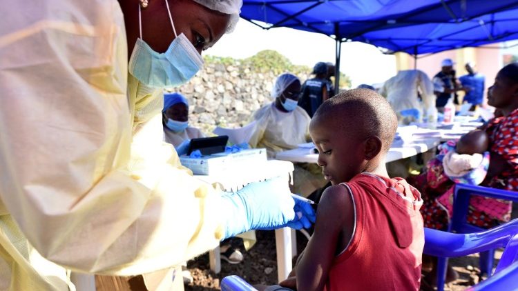 Watoto wakipatiwa chanjo ya ugonjwa wa Ebola