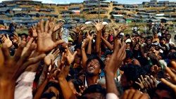 Des réfugiés rohingyas reçoivent de l'aide dans un des camps de Cox Bazar au Bangladesh, en septembre 2017.