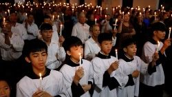 Fieís vietnamitas na paróquia em Nghe AQn (Reuters/Kham)