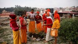 Junge Hindus versammeln sich zu einer religiösen Zeremonie (Archivfoto)