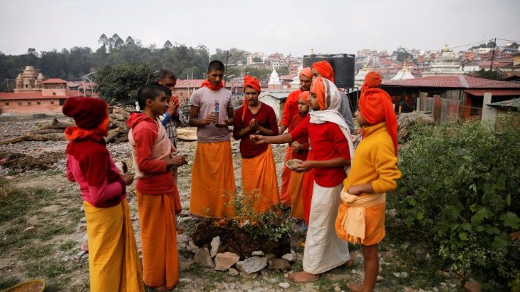 Junge Hindus versammeln sich zu einer religiösen Zeremonie (Archivfoto)