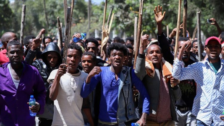 Oromo-Jugendliche protestieren in Addis Abeba; die Oromo-Befreiungsarmee (OLA), eine militante Gruppe, kämpft für die Autonomie der Oromo und wird häufig für Entführungen und Gewaltakte in Äthiopien verantwortlich gemacht.