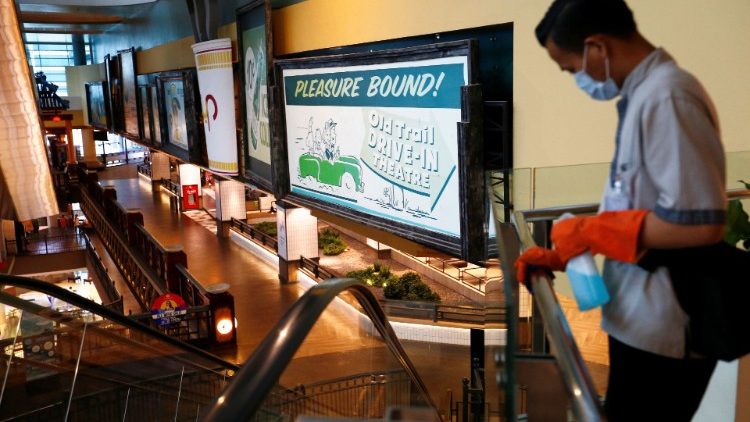 Jakarta, misure di pulizia anticontagio