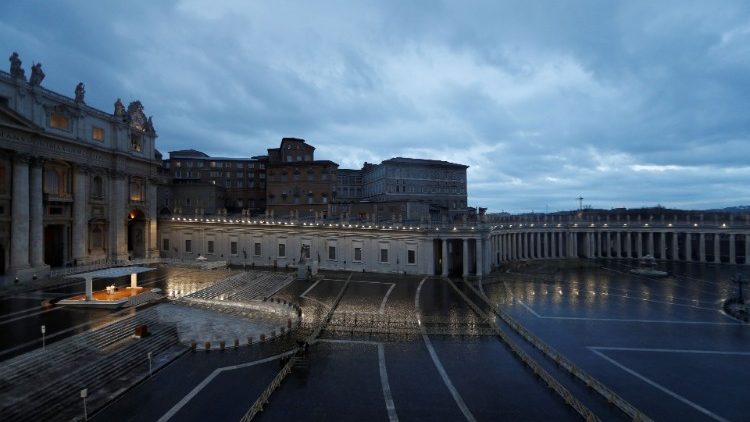 Devant une place Saint-Pierre vide, le Saint-Père avait prié pour la fin de la pandémie de coronavirus le 27 mars 2020. 