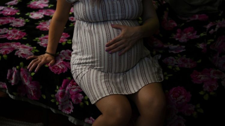 Eine schwangere Frau