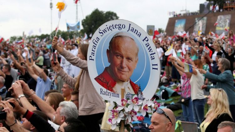 Pilger in Tschenstochau mit einem Foto von Johannes Paul II. - Archivaufnahme