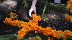 Ein Grab mit Blumen (Symbolbild)