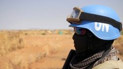 Soldado indonésio, membro da tropa de manutenção da paz UN/African Union Unamid no Sudão