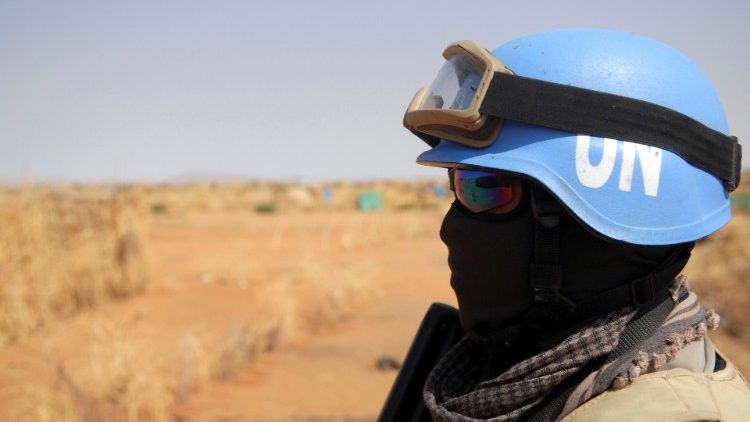 Soldado indonésio, membro da tropa de manutenção da paz UN/African Union Unamid no Sudão