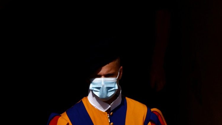 Šveicarų gvardijos karys per pandemiją