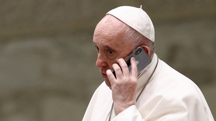 Franziskus telefoniert während einer Generalaudienz