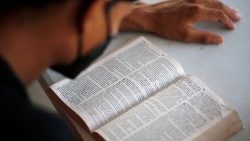 Ein Migrant in den USA liest in der Bibel
