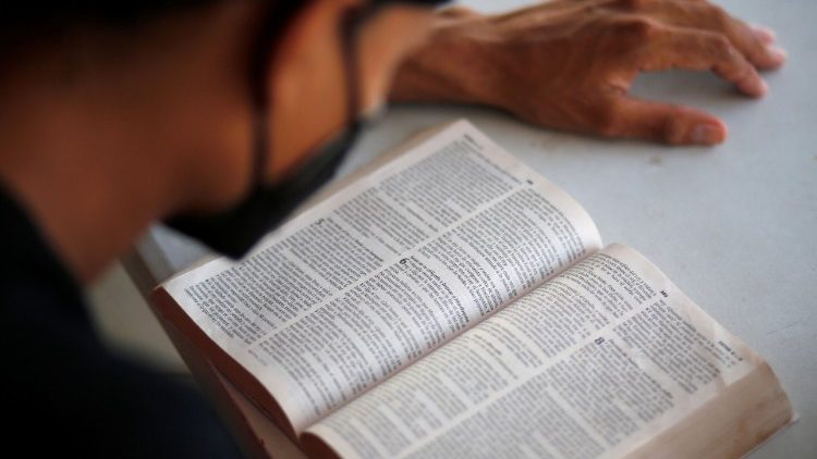 Ein Migrant in den USA liest in der Bibel