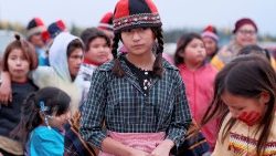 Barn i traditionella dräkter från Kanadas ursprungsbefolkning 