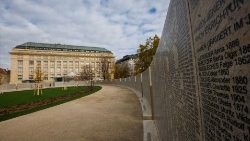 Gesamtansicht der Shoah-Gedenkmauer mit den Namen von 64.000 österreichischen Juden, die im Holocaust getötet wurden, vor ihrer Eröffnung in Wien, Österreich, 9. November 2021.