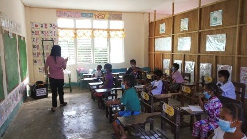 L'école élémentaire de Burgos réouvre ses portes dans la province de Zambales, aux Philippines, le 15 novembre 2021. (Perez Gaspard/Reuters)
