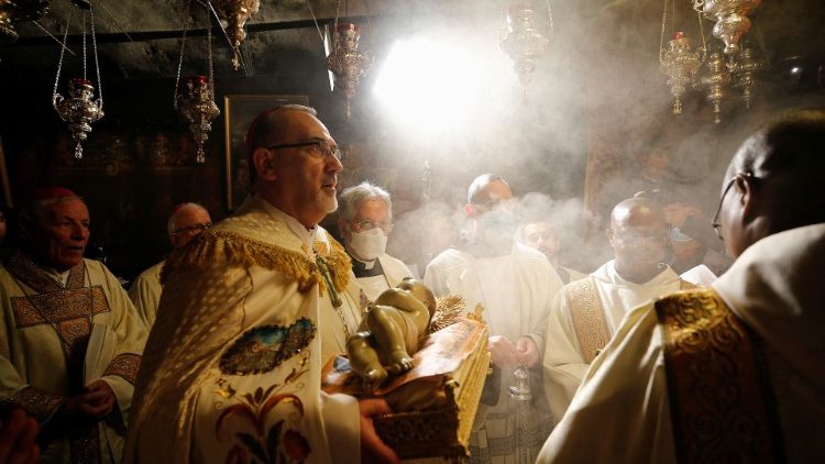 Le patriarche latin de Jérusalem, le cardinal Pizzaballa, lors de la messe de minuit dans l'église Sainte-Catherine, qui jouxte la basilique de la Nativité à Bethléem, en Cisjordanie, en 2021. 
