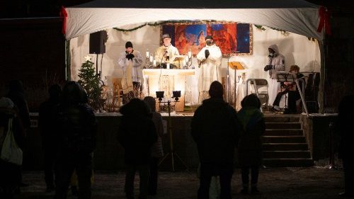 Des fidèles participent à la messe en extérieur à Montréal (Canada), le 24 décembre 2021