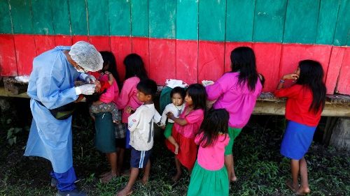 Auscultation d'enfants en Amazonie péruvienne, en octobre 2021