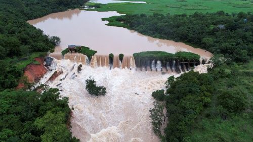 भारी वर्षा के बाद ब्राजील के कारिओका बांध में जल बहाव की स्थिति