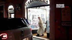 रोम के स्टेरियोसाऊंड दुकान से निकलते संत पापा फ्रांँसिस