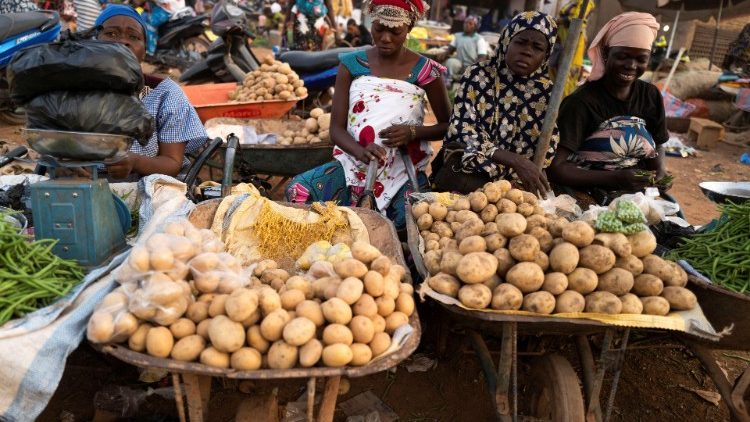 Verkäuferinnen auf einem Markt in Ouagadougou, Burkina Faso (Aufnahme von 2022)