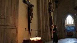 Eine Frau betet in einer spanischen Kirche (Archivbild 2020) 