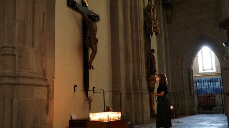 Eine Frau betet in einer spanischen Kirche (Archivbild 2020) 
