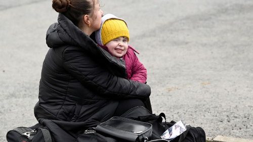 Eine Ukrainerin mit einem Kind ist nach dem russischen Angriff in der Slowakei angekommen und wartet an der Grenze in Vysne Nemecke