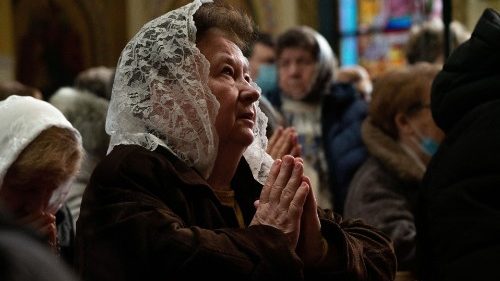 Ukrainerin betet in einer Kirche in New York