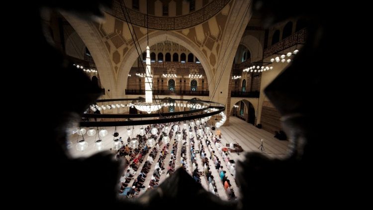 Musulmani in preghiera nella moschea Al Fateh, a Manama, in Bahrain