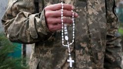 Un soldado ucraniano con el Rosario en la mano