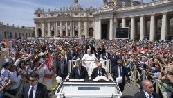 Ferenc pápa a szentté avatási szentmise után a Szent Péter téren