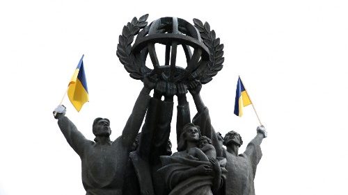 Ukrainische Flaggen am Welt-Friedens-Denkmal in Helsinki