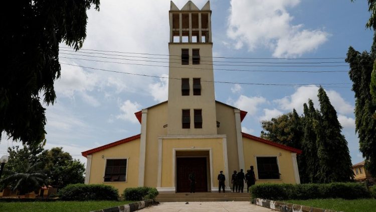 நைஜீரியாவில் ஒரு கோவிலில் காவல் துறையினரின் பாதுகாப்பு 