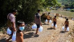 Birmanische Flüchtlinge, die vor der Gewalt in ihrer Heimat geflüchtet sind, erhalten an der thailändischen Grenze erste Hilfe (Archivbild vom Januar 2022)