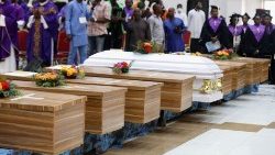 Pogrzeb ofiar zamachu na katolicki kościół w Nigerii