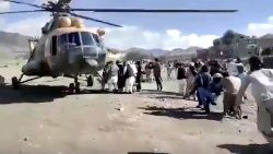 아프가니스탄, 강진 부상자를 후송하기 위한 헬기 구조작업