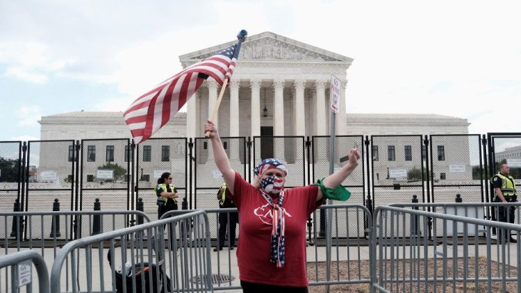 Una donna manifesta dopo la decisione della Corte Suprema sul diritto all'aborto