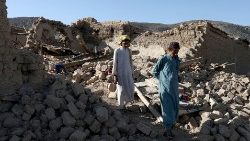 वोर काली गांव में हाल ही में आए भूकंप के बाद क्षतिग्रस्त घरों के मलबे से गुजरते हुए अफगान