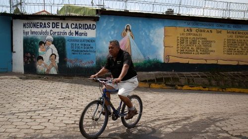 Un homme passe devant une structure appartenant aux sœurs missionnaires de la charité, à Granada (Nicaragua), le 30 juin 2022