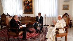 Papst Franziskus (rechts) im Interview mit Philip Pullella (links) von der Agentur Reuters
