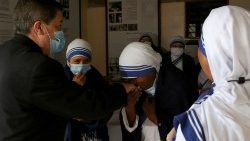 Archivbild: Erzbischof José Rafael Quirós zu Besuch bei den Mutter Teresa-Schwestern