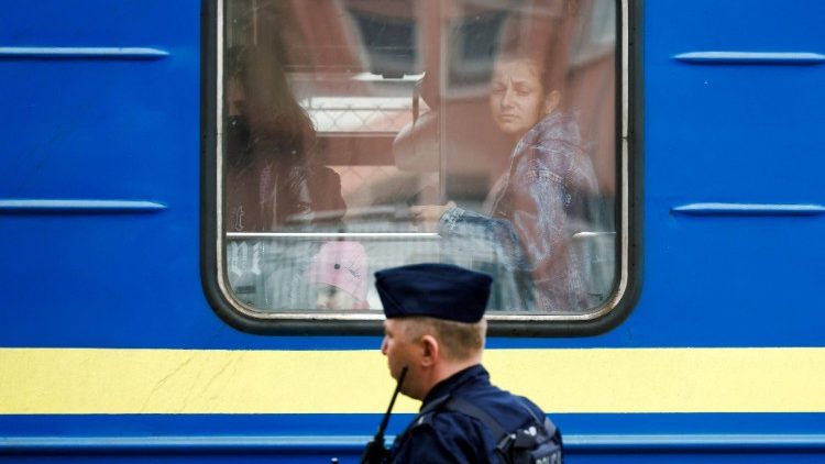 Ukrainische Flüchtlinge in einem Zug in Polen