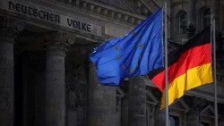 EU- und Deutschland-Fahne in Berlin