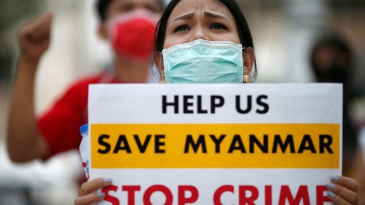 민간인 탄압에 나선 미얀마 군정을 향해 시위하는 사람들
