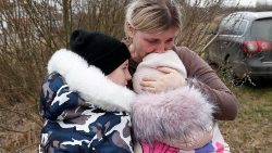 Mãe ucraniana com seus filhos
