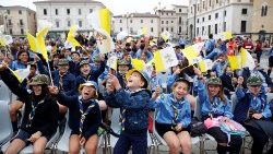 Italienische Pfadfinder, die auf Papst Franziskus warten