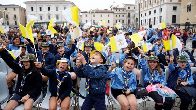 Italienische Pfadfinder, die auf Papst Franziskus warten