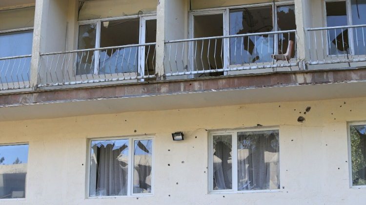砲撃で割れた窓　アルメニア南部ジェルムク　2022年9月15日